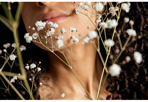 Como preparar sua pele para a primavera: esfoliantes e cremes.